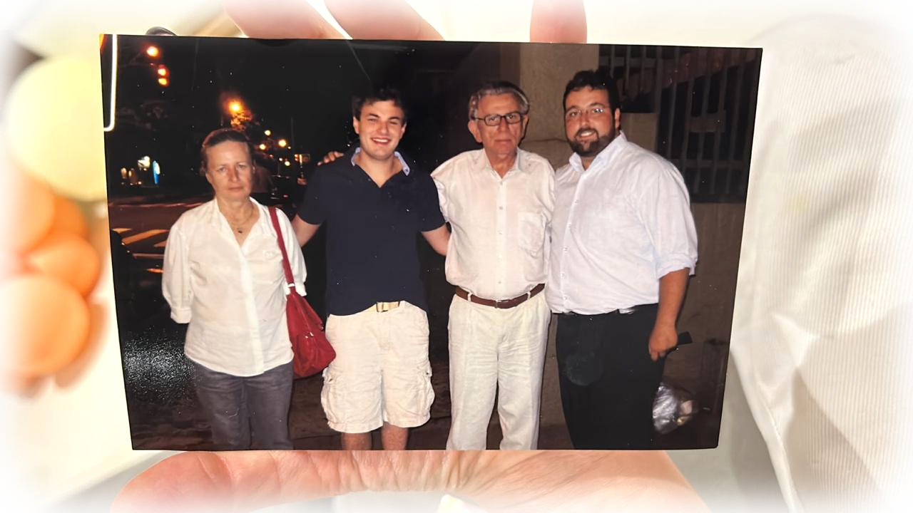 Uma mão segura uma fotografia antiga da família.