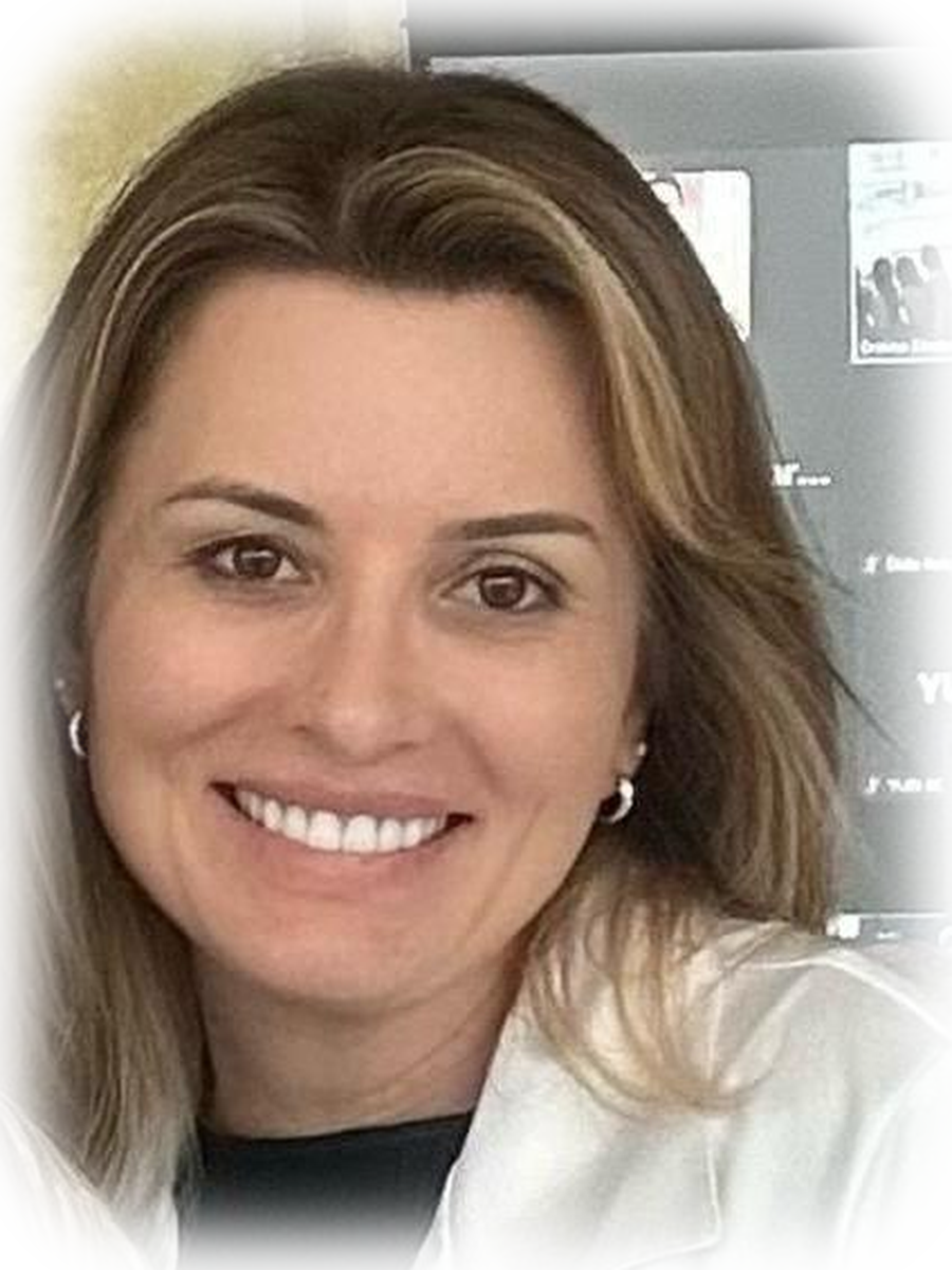 Dra. Jossânia sorrindo, de jaleco branco do Hospital Albert Einstein, com seu crachá.